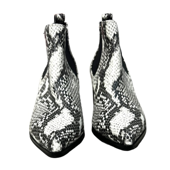 Blondo Emelia Waterproof Chelsea Bootie Black White Snake Print Leather - Size 6 - Picture 7 of 14